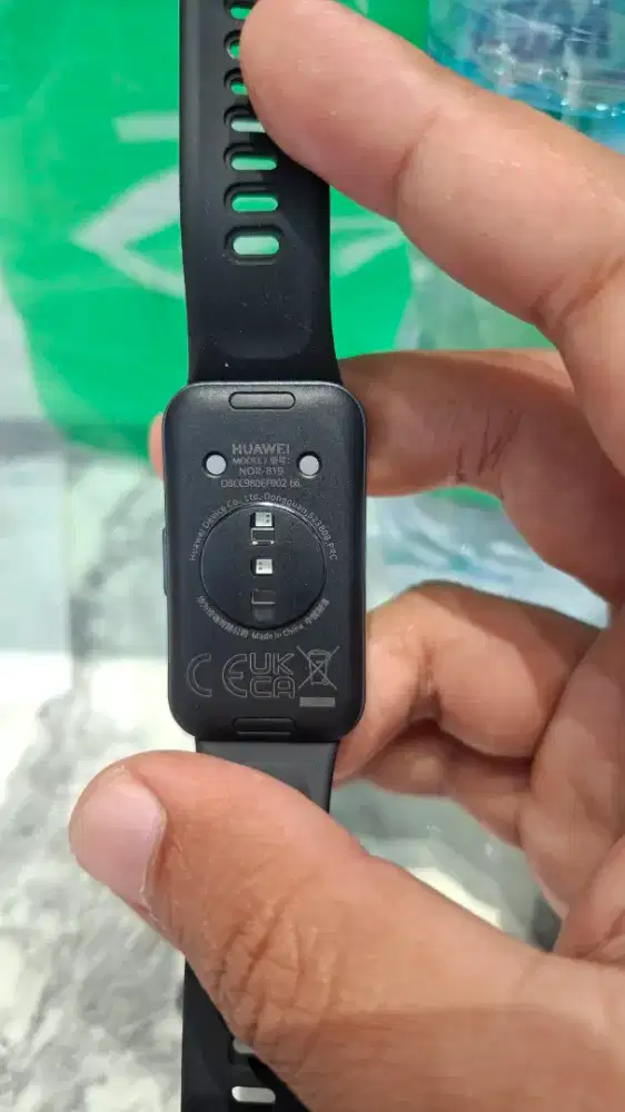 Huawei Band 10 warna hitam