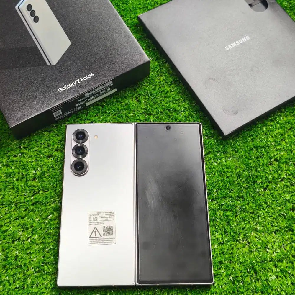 Samsug Galaxy Z Fold 6 12/512GB Silver Shadow ada minus bagian layar