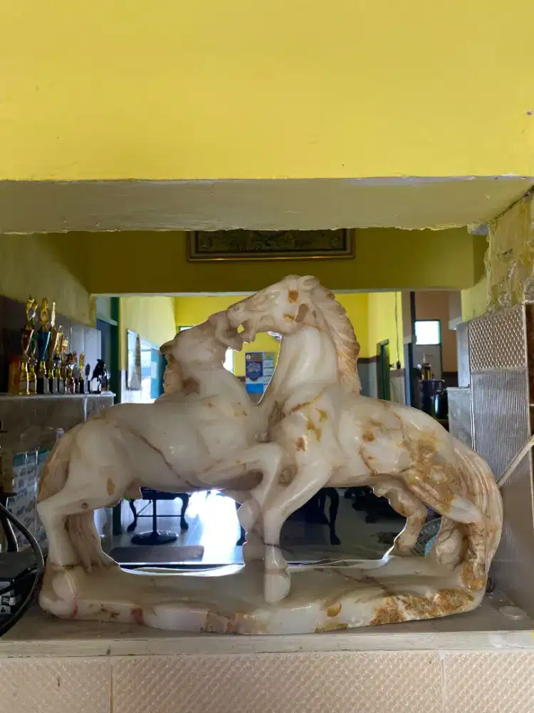 patung kuda berpasangan