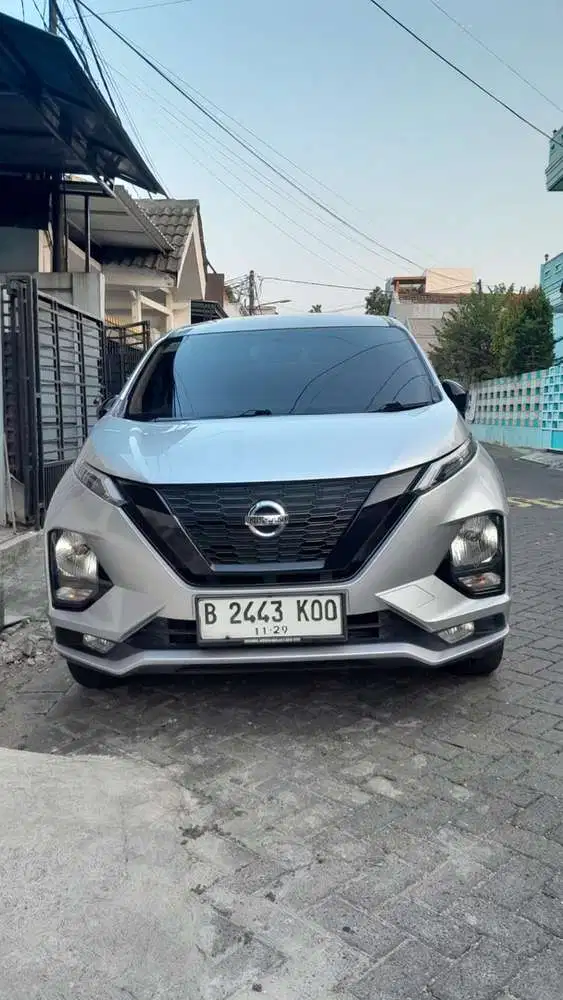 Nissan Livina VL ( tipe teratas )