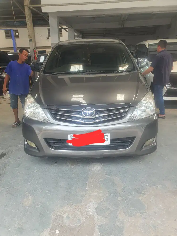 Toyota innova G MT 2010 Abu Abu