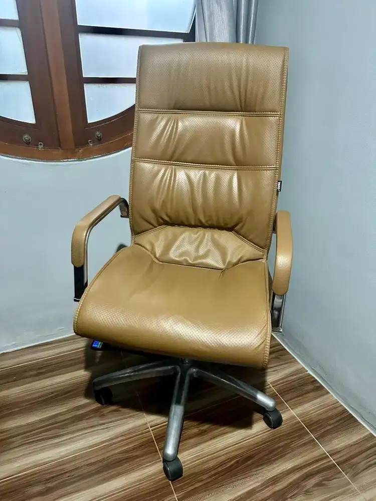 Kursi Kantor Informa — Cokelat/Gold