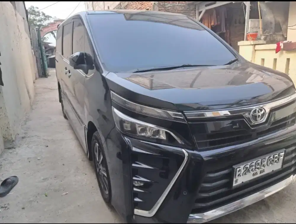 Toyota Voxy 2018 2.0 AT