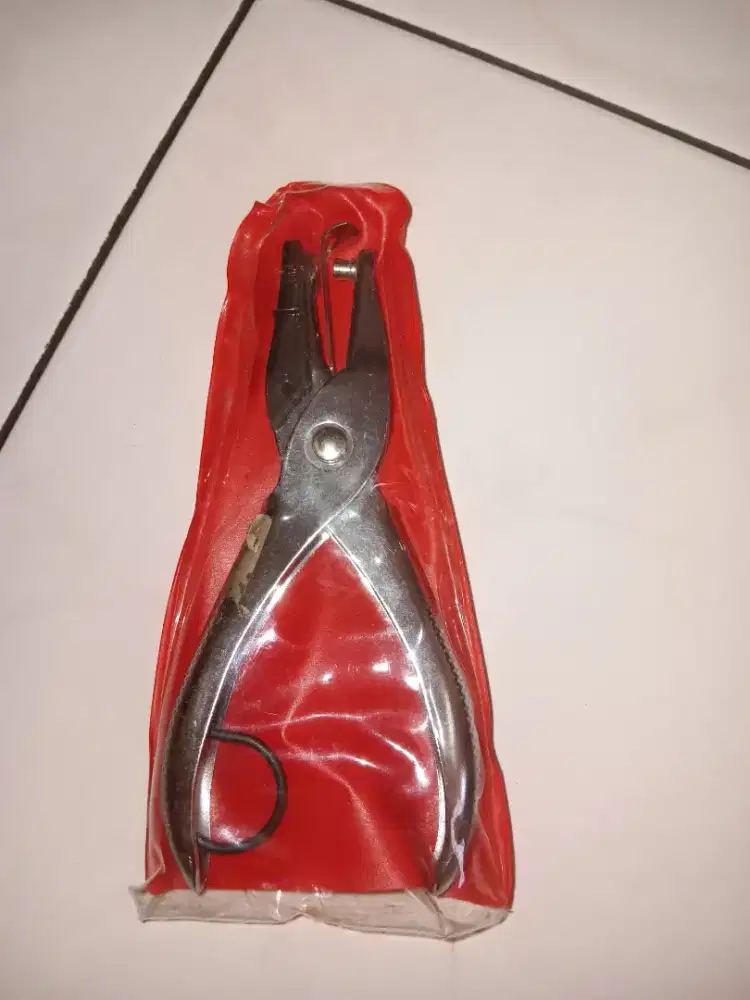 Alat pembolong kertas