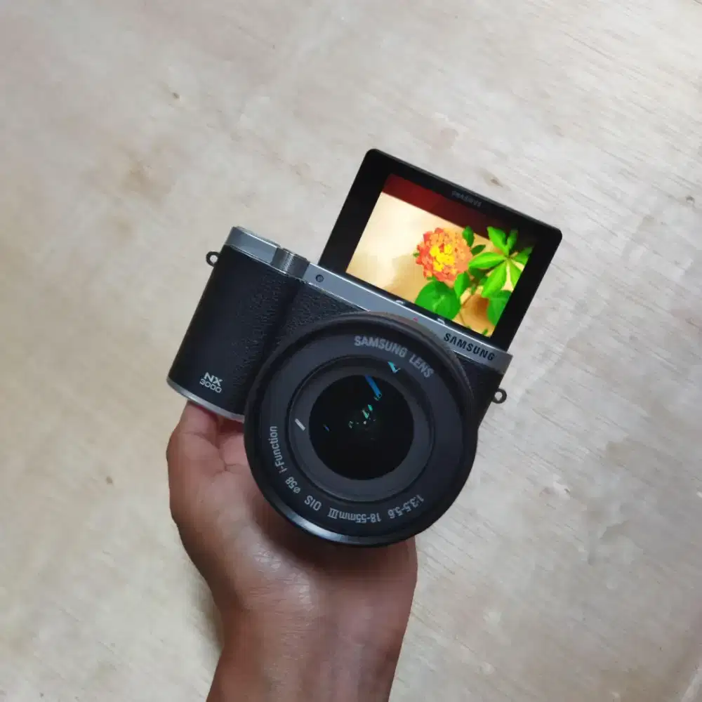 Kamera Mirrorless Samsung NX3000 Kit 18-55mm
