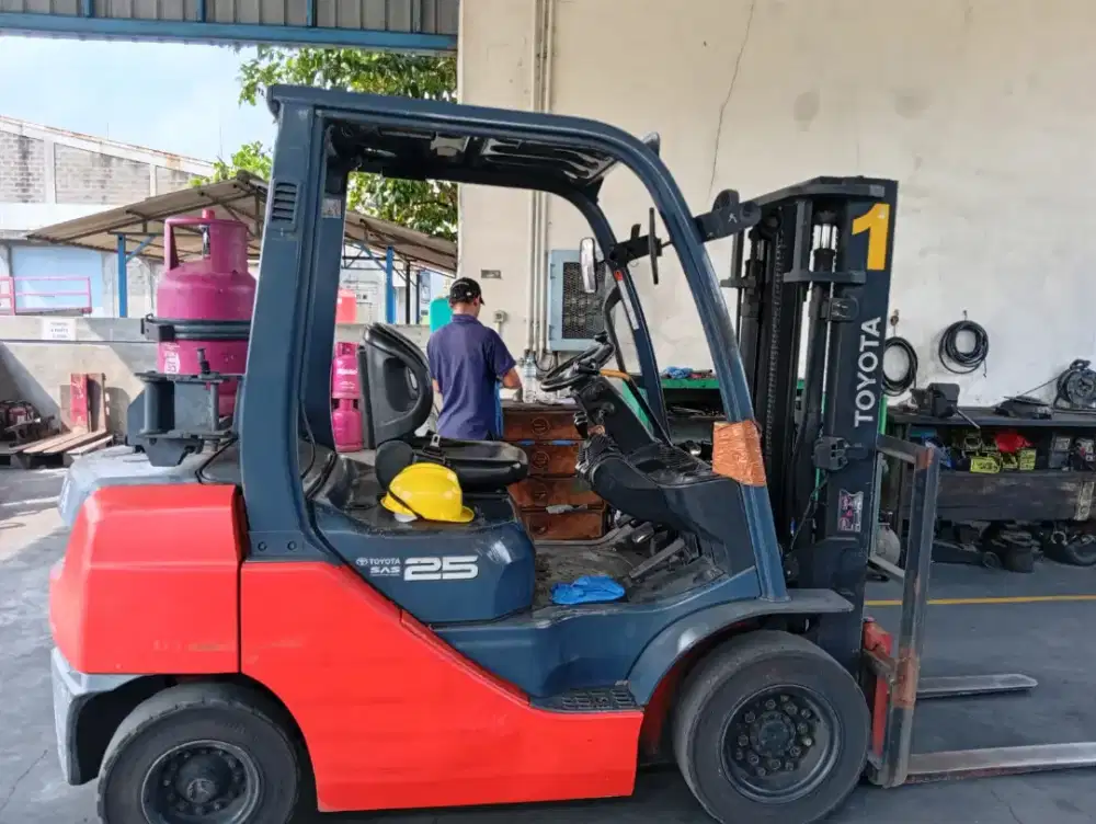 DIJUAL FORKLIFT GAS TOYOTA 2.5 TON