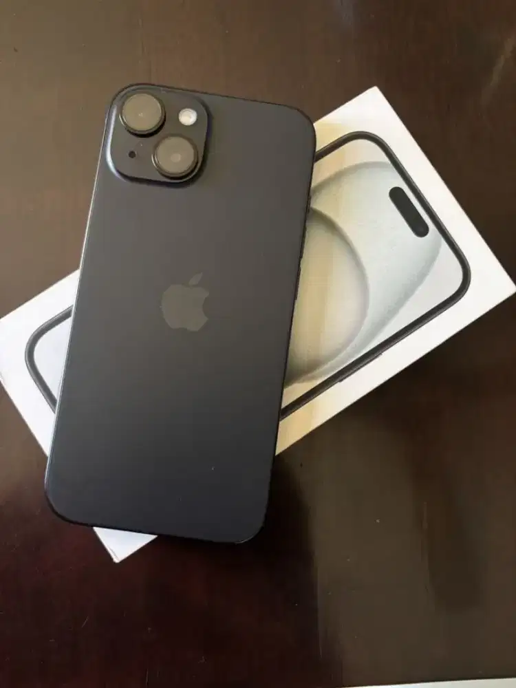 Apple iPhone 15 256GB Hitam