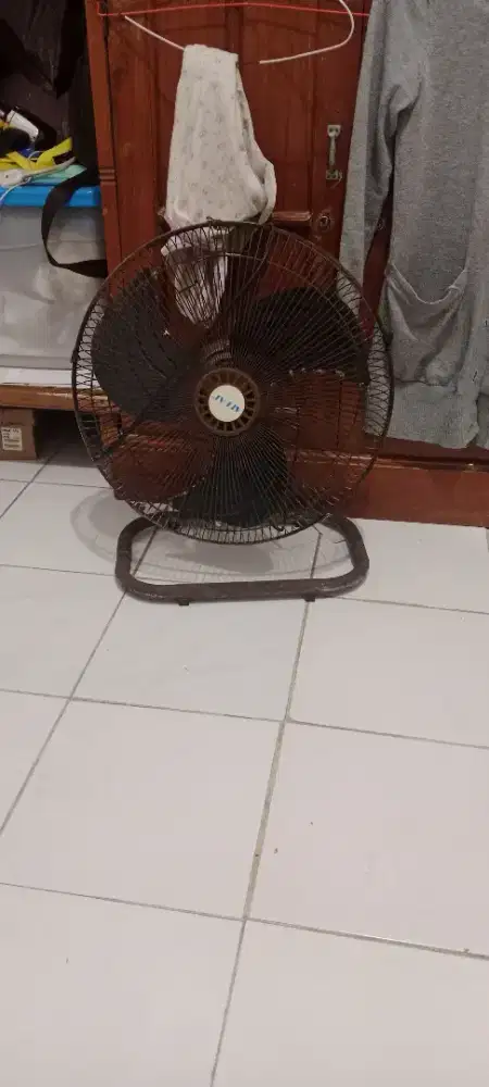 Jual sebuah kipas angin duduk