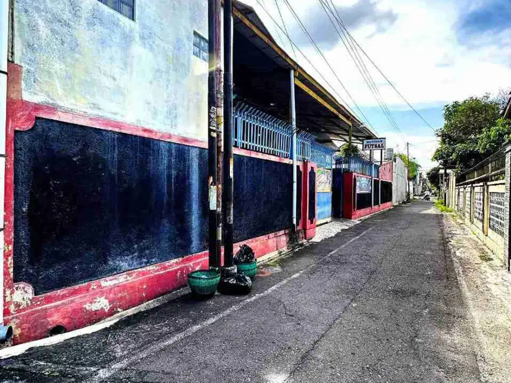 rumah dan tempat Futsal Strategis tengah kota dekat Aston Hotel Laweyan