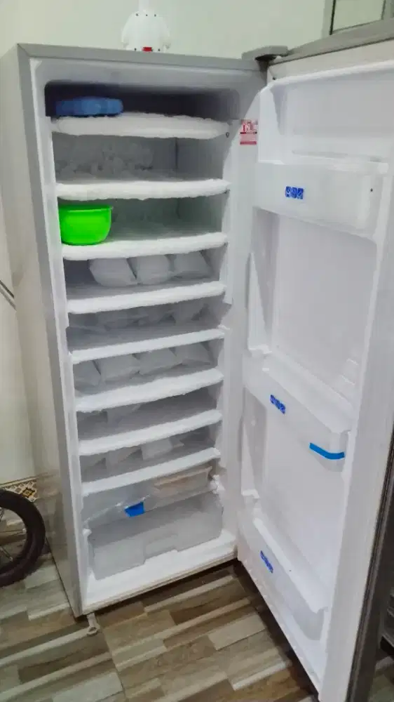 Frezer bekas jualan es batu dan ice cream Sharp FJ - M195
