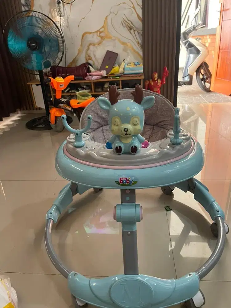 Babywalker untuk anak belajar jalan