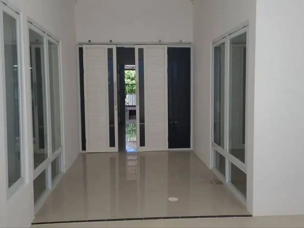 Rumah Siap Huni di Pondok Chandra Dekat Club House, Granit Full Kanopi, Row 2,5 Mobil