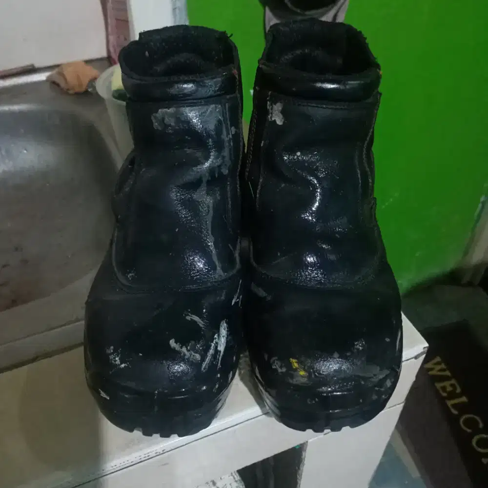 Sepatu safety merek king's