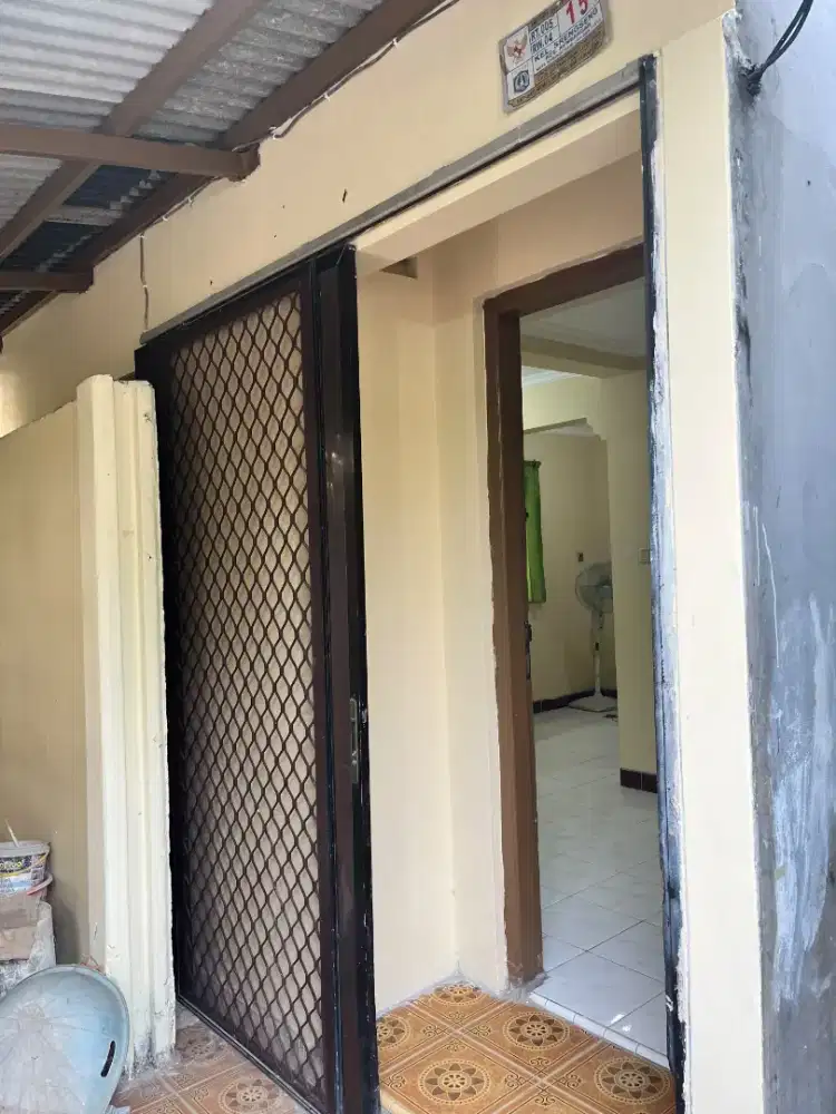 Di kontrakan 1 rumah 2 lantai tahunan