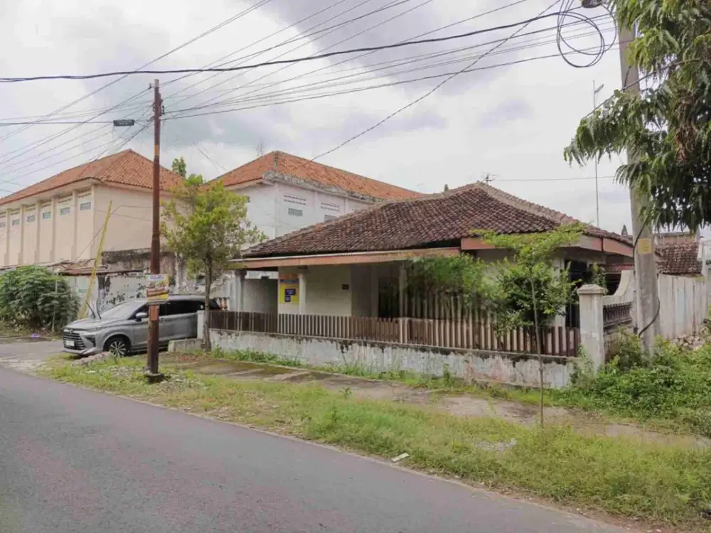 Rumah hitung tanah di pinggir jalan besar di Sragen Jawa Tengah