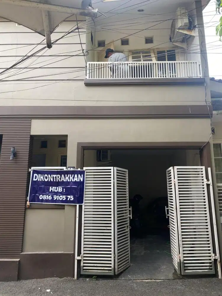Dikontrakan rumah 2 lantai lokasi strategis