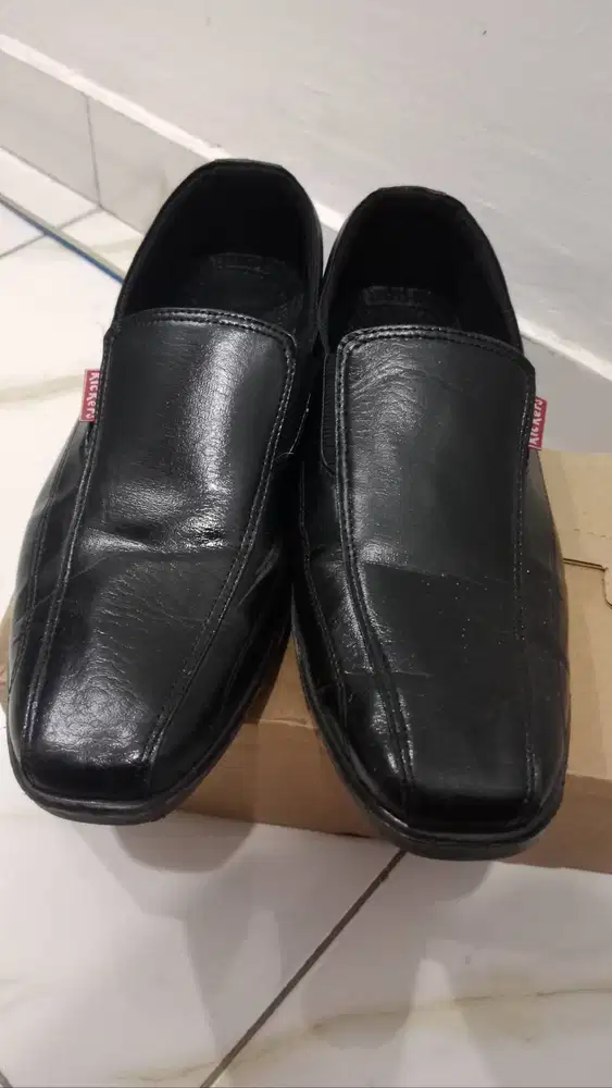Sepatu pantofel casual kickers