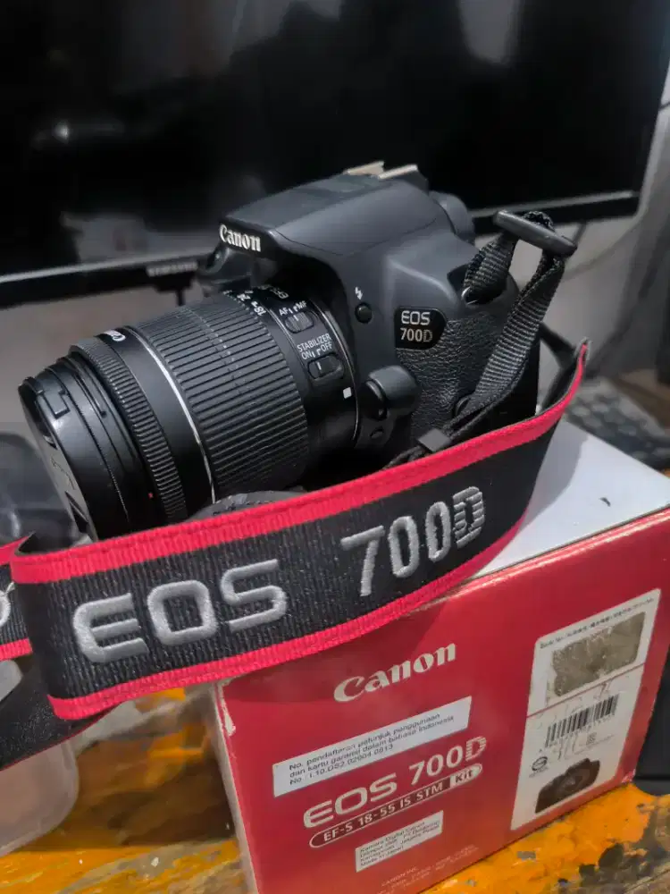 Canon 700 D plus lensa kit 18-55 STM