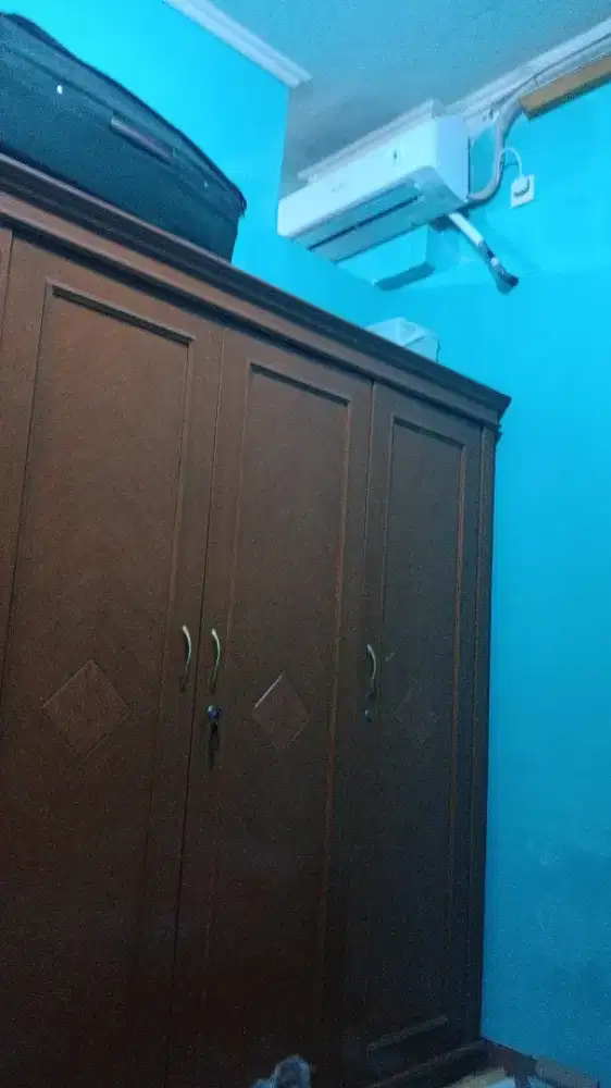 Lemari pakaian tiga pintu