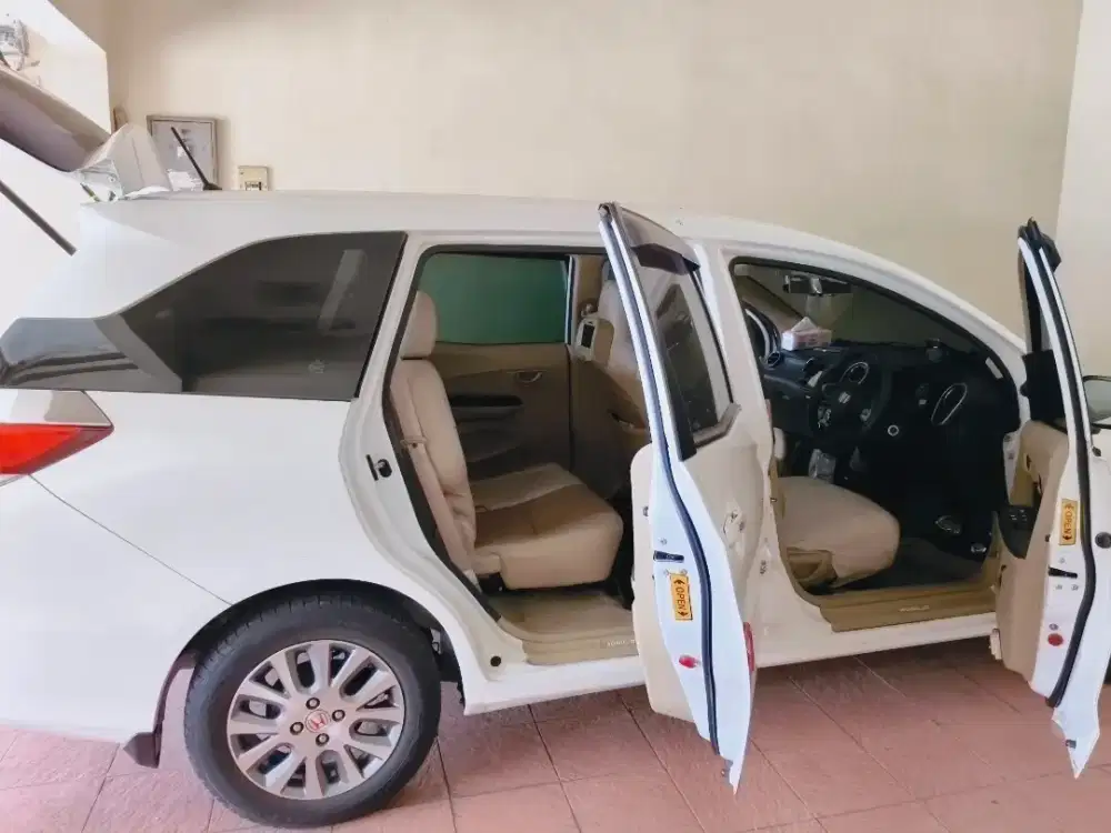 Jual mobil honda mobilio matic 2014