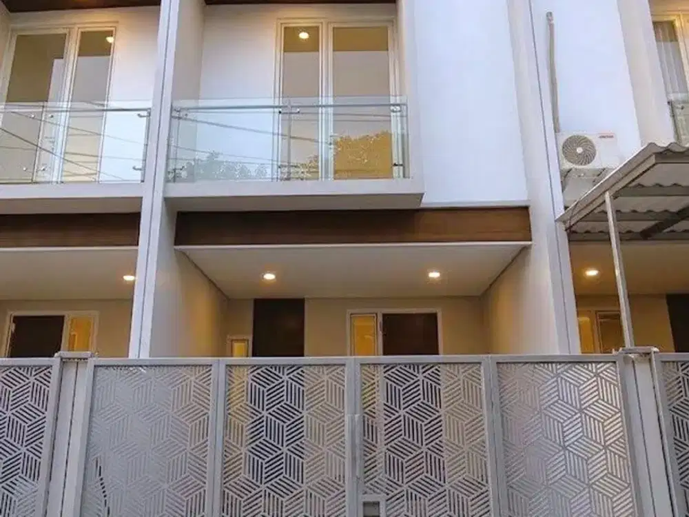 New House Ploso Timur Dua Lantai, Dekat Kampus Widya Mandala & Unair