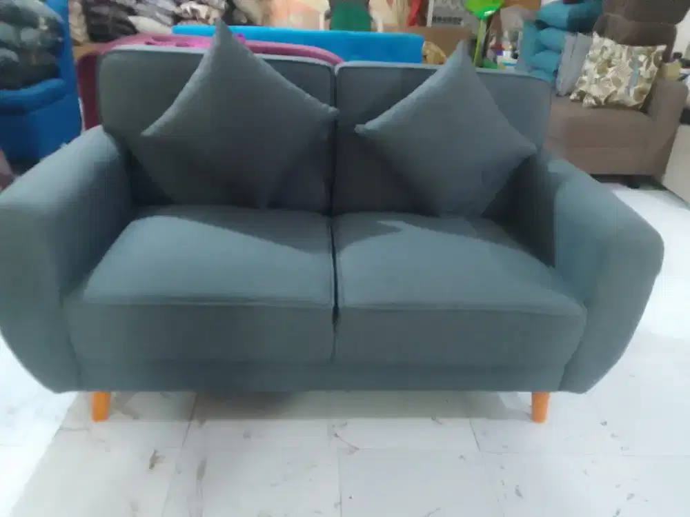Sofa 2 ddkan warna abu cunus bantal 2