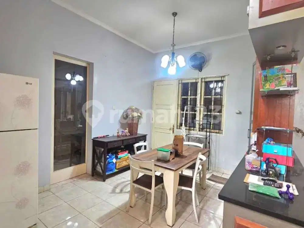 Rumah Royal Residence Cakung Jakarta Timur Spesifikasi: - Luas Tanah: 180 M² ,Kamar Tidur: 3+1 - Kamar Mandi: 3+1 - Kondisi: Semi Furnished - Fas