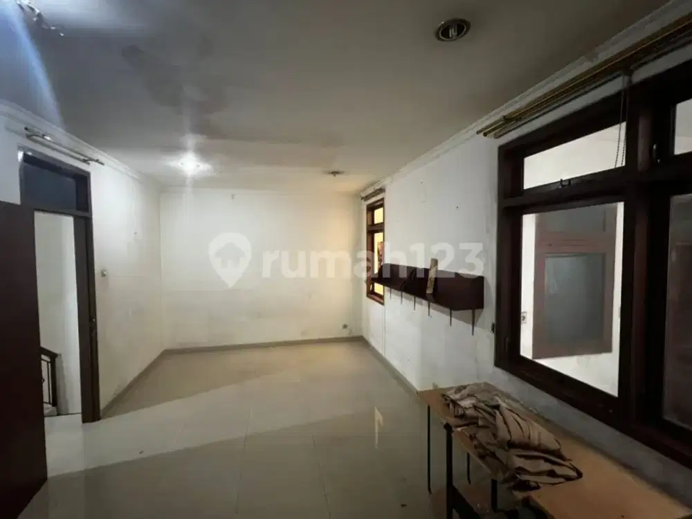 Di Jual Rumah di Janur Asri Bagus Baru Dicat Ulang Siap Huni LT 102 LB 180,2 ½ Lantai KT 3+1Km 2+1 Shm,Rp3 M Nego