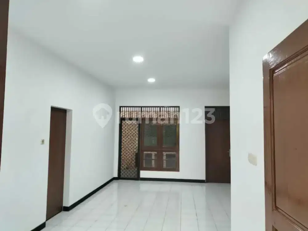 *Dijual :**Rumah di Taman Pulo Gebang, Cakung, Jak-Tim :*- LT = 10X15 (150 M²)- LB = 90 M²- KT = 3- KM = 1- Listrik 1300 Watt- Shm- Lebar Jalan 2