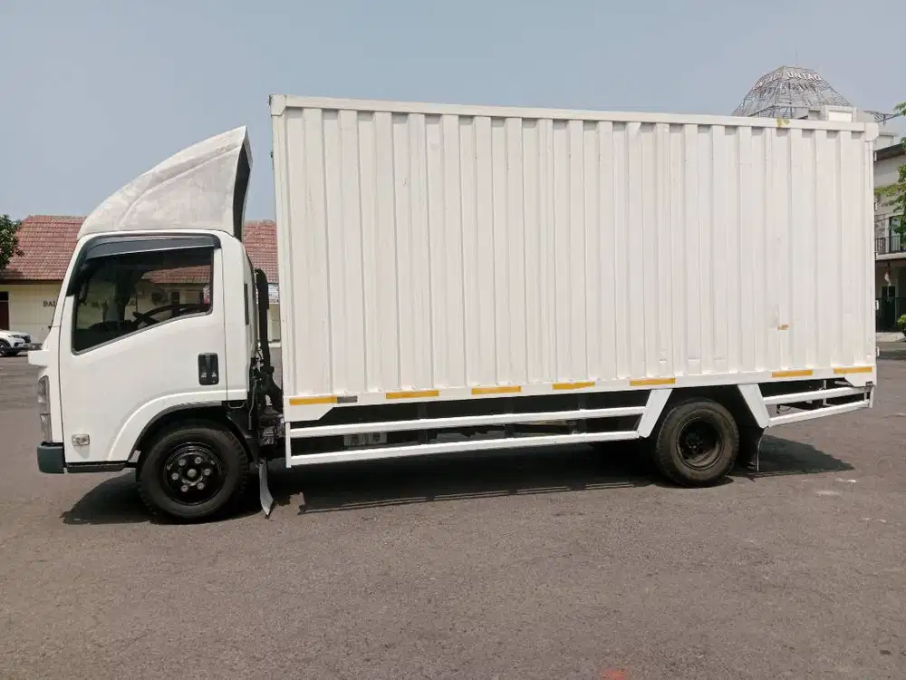 Isuzu nmr71 box