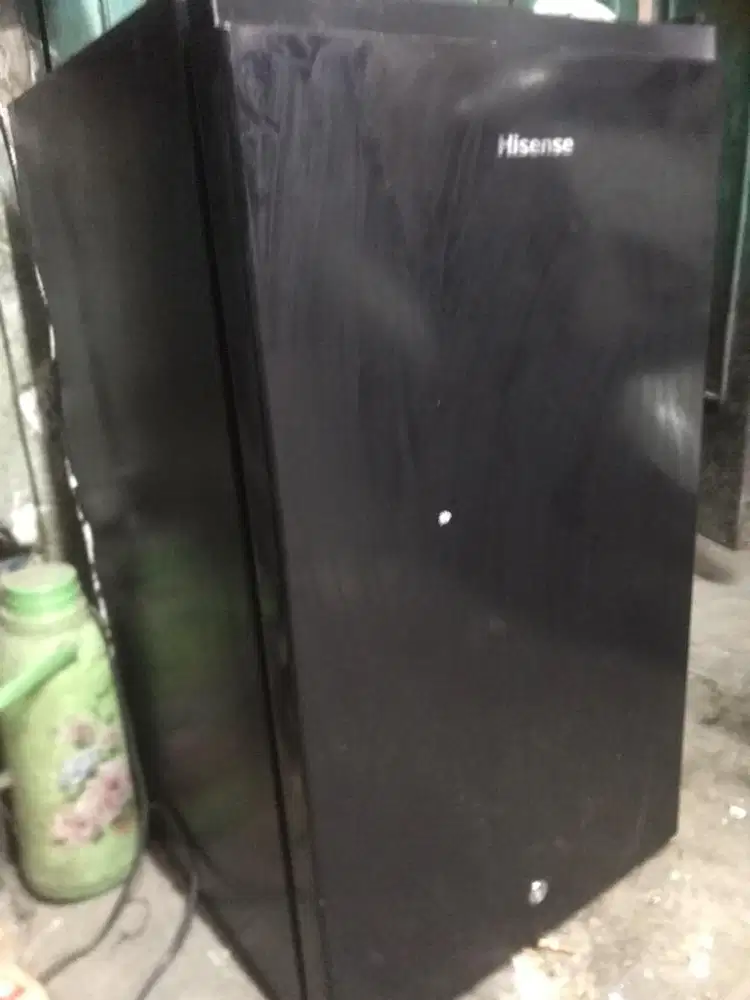 Kulkas satu pintu merk hisense masih original dingin menggigil