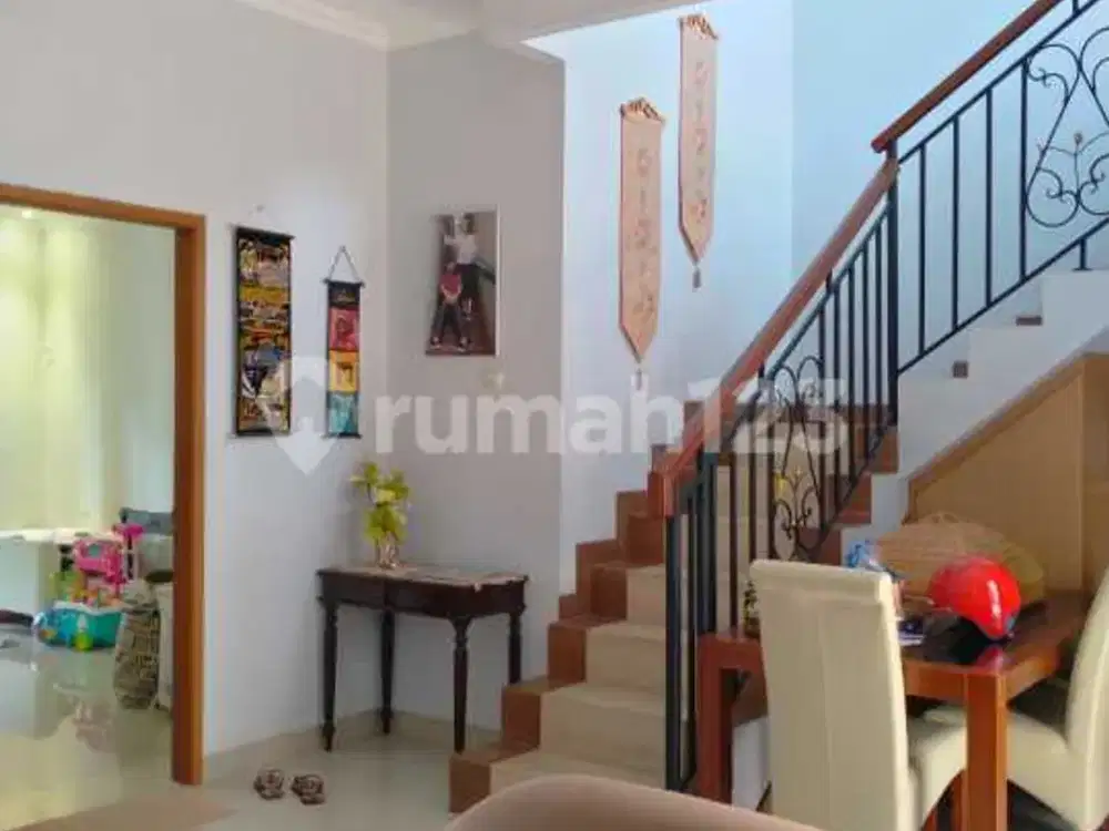 Rumah Dijual Cepat 2 Lantai, di Ciputat, Lokasi Strategis