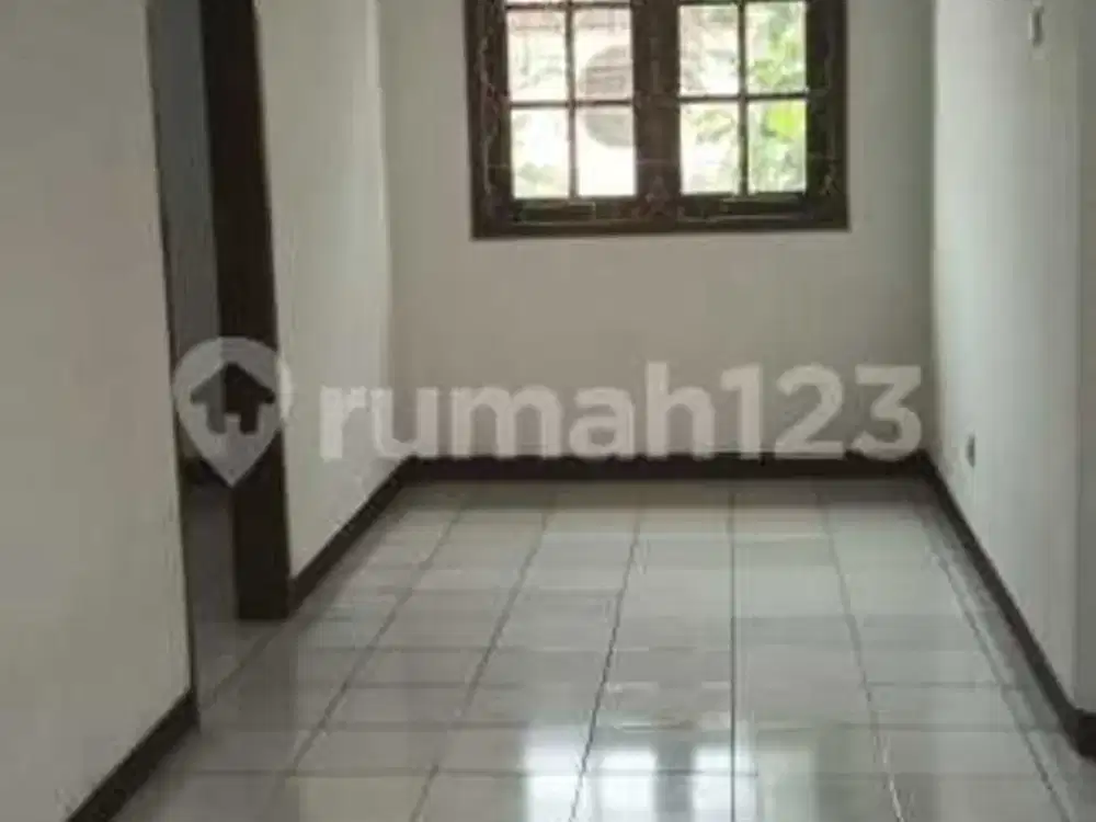 Rumah Lama Kokoh di Lebak Bulus dalam Komplek, Lingkungan Asri