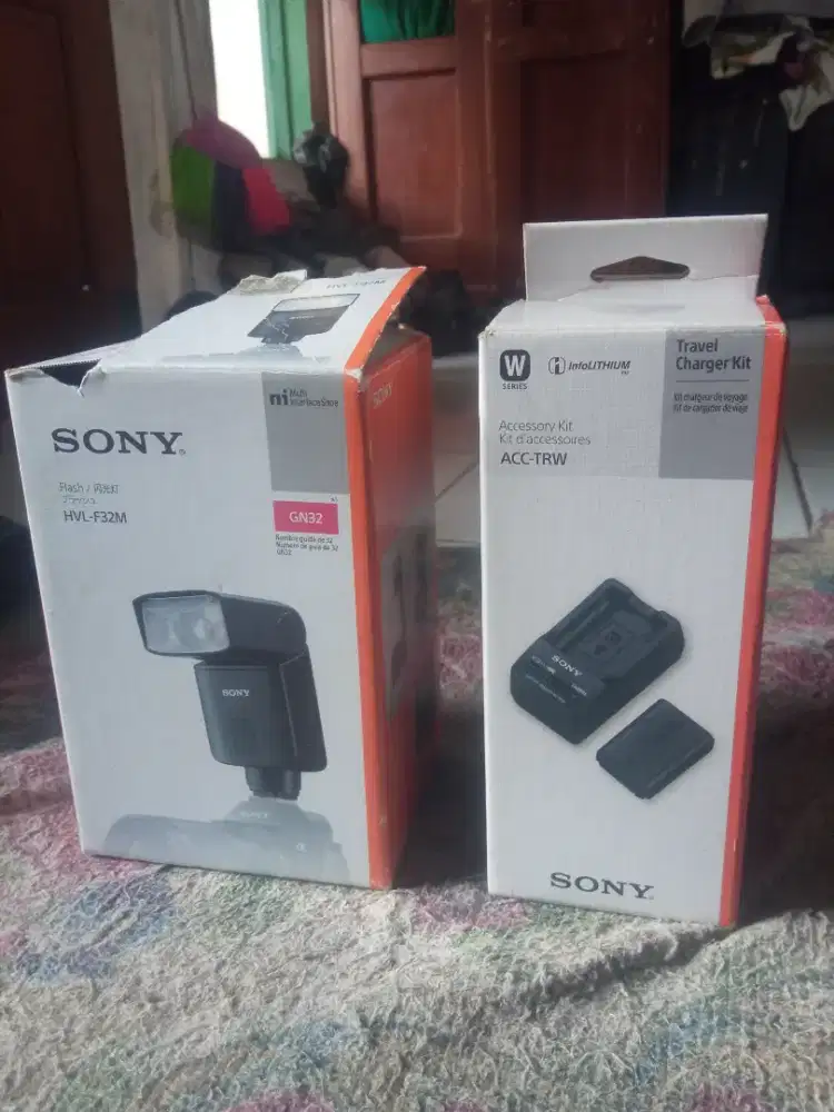 Flash Camera Sony HVL-F32M & Travel Charger Kit ACC-TRW