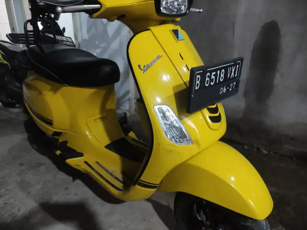 Vespa iget s125 kuning