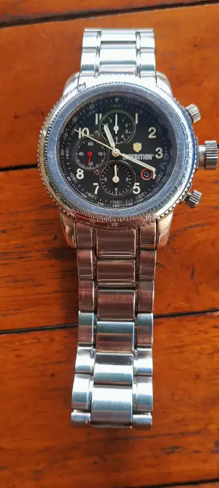 Jam Tangan Pria Chronograph Stainless Steel Sporty Elegan
