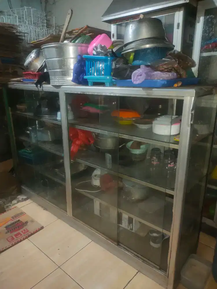 Etalase rak rokok bekas madura