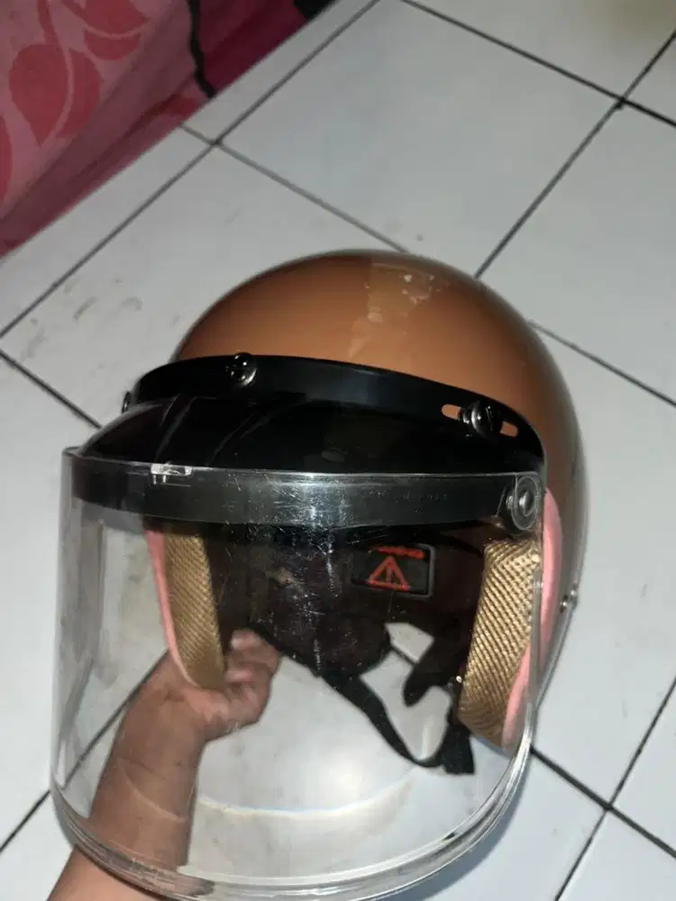 Helm warna pink coklat