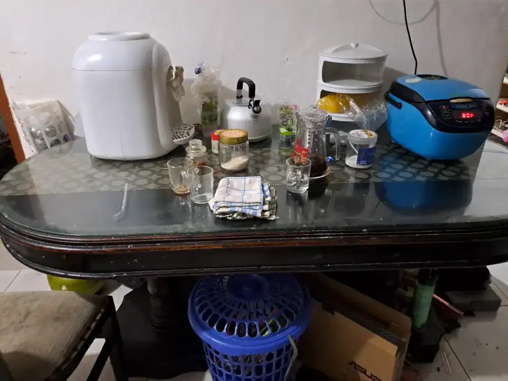 Meja makan oval besar