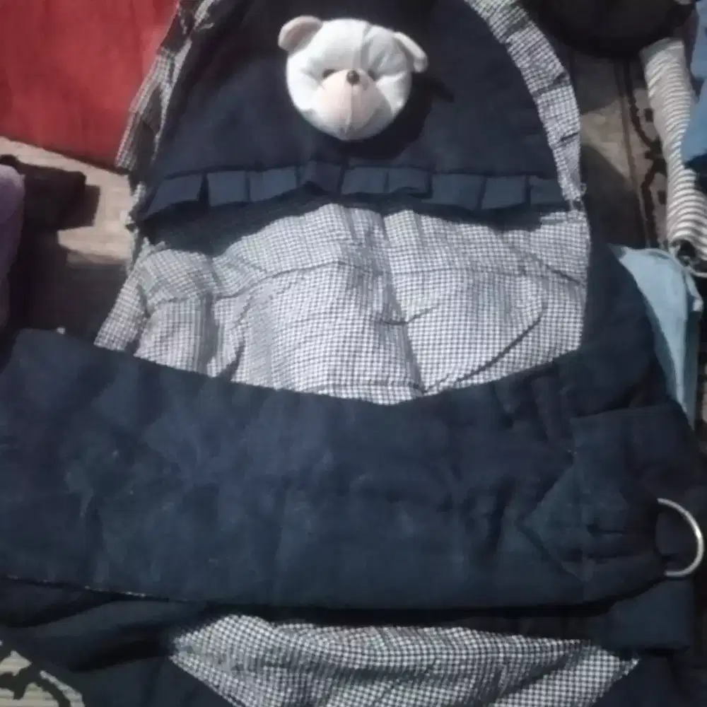 Gendongan bayi biru