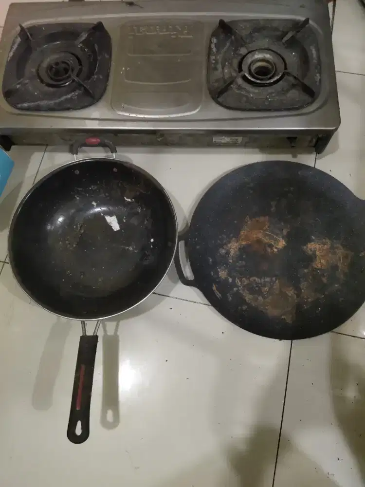 Sepaket Kompor Rinnai 2 Tungku & Wajan Cast Iron Bekas Apa adanya