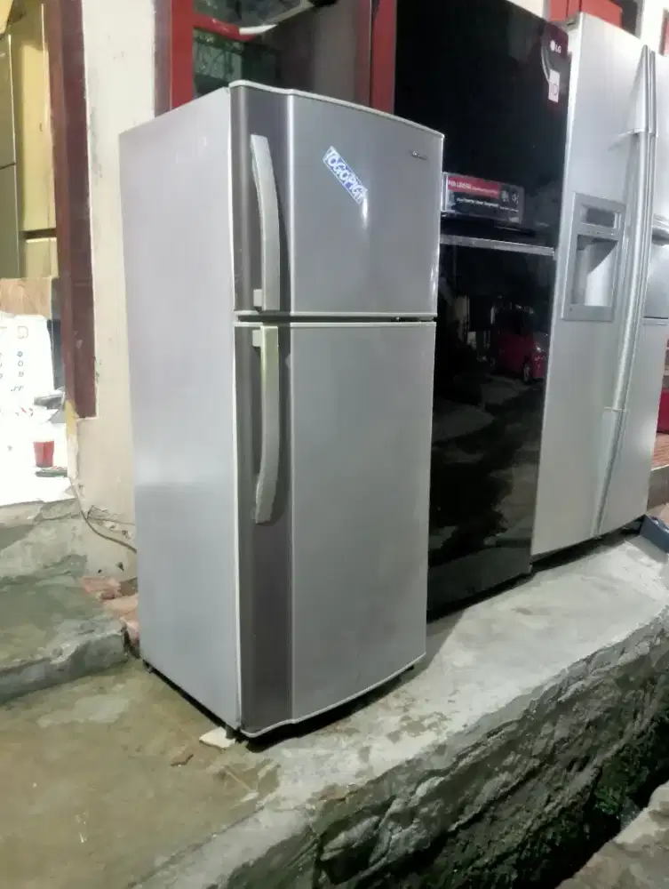 Di jual kulkas Sharp 2 pintu masih orisinil pabrik
