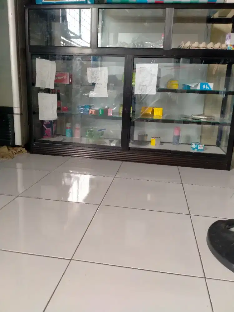 Etalase Warung Tiga Sekat