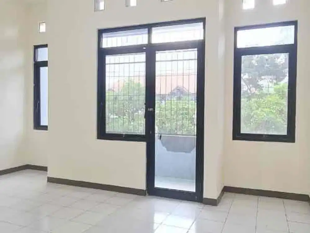 KT : 2   KM : 2   
LT / LB : 125 / 180
Dimensi : *5 X 25* m2
Ceiling Tinggi : *4* Mtr
Ada Taman Belakang
Pencahayaan & Sirkulasi Sgt Bagus
*SERTIFIKAT HAK MILIK*
*BANGUNAN BARU RENOV*
Hadap Timur
Air Semisible
Ruko Minimalis Siap Pakai
Dekat Dgn Sekolah B