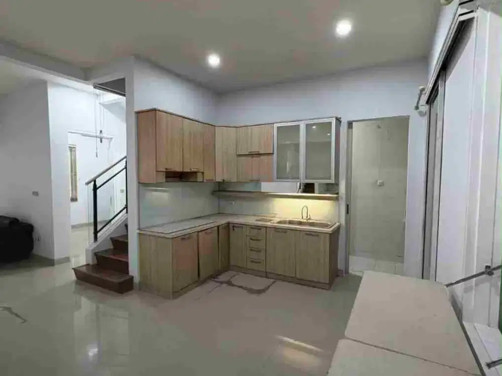 DISEWAKAN RUMAH SEMI FURNISHED RAPI SIAP HUNI DI CLUSTER FLUORITE SUMMARECON SERPONG