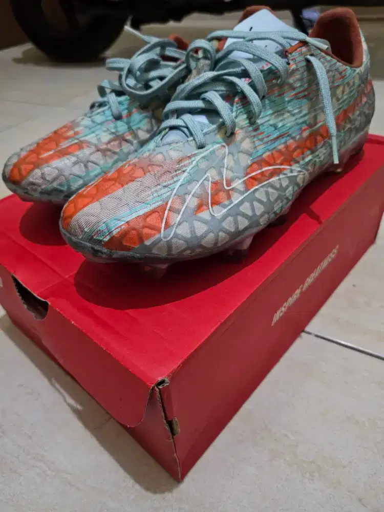 Sepatu bola speed