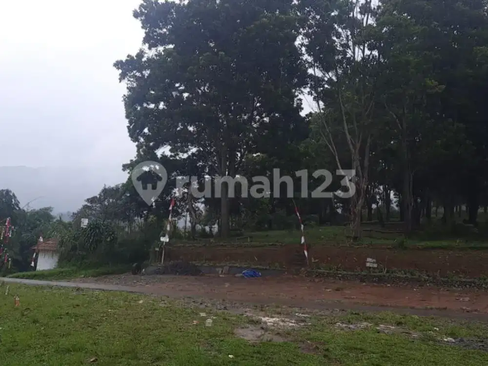 Lahan Luas dengan View Bagus di Desa Cipelang