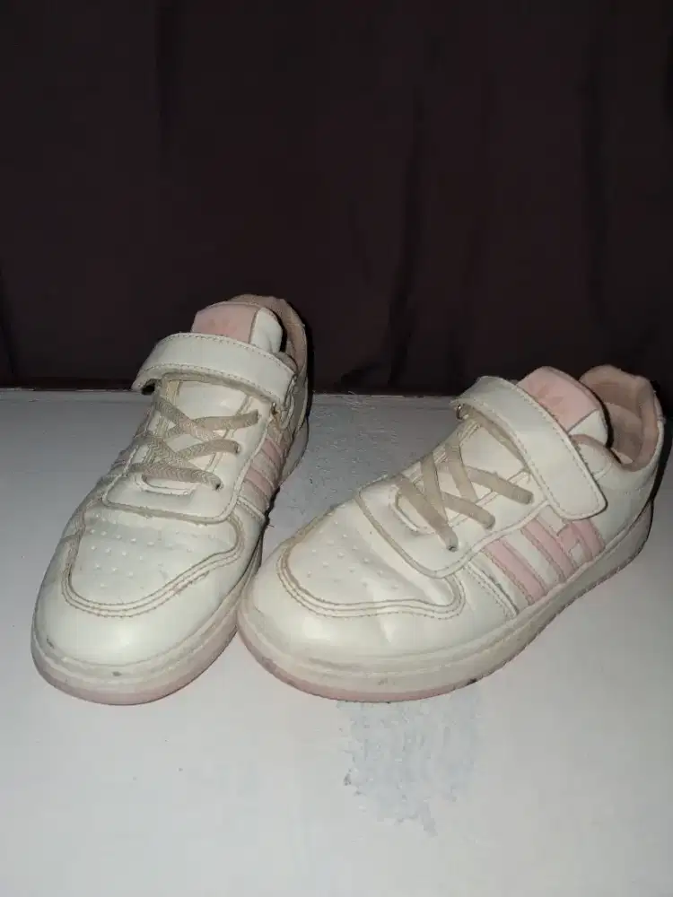 sepatu sport wanita  Adidas bekas masih mulus