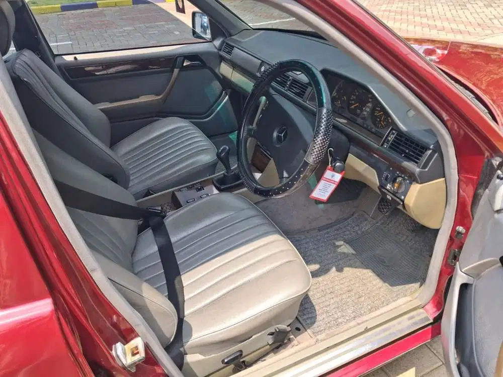 Mercedes-Benz E300 1990 Bensin