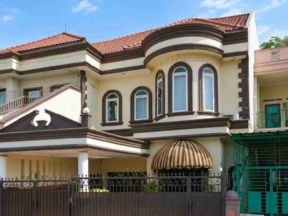 DIJUAL – Rumah Mewah 3,5 Lantai SHM 8 KT Full Furnished + Karaoke Medan Timur